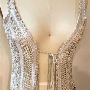 Knit lace sleeveless vest.